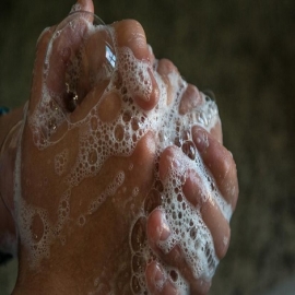 Toma nota: uso de alcohol en gel en exceso por pandemia puede dañar tu piel