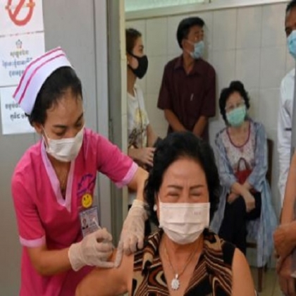Uno de los gráficos más demoledores: En Camboya pasan de cero casos a una ola brutal de contagios justo a partir del día en el que comenzó la vacunación