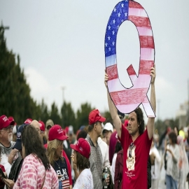 YouTube PROHIBE los videos de QAnon en la represión de las 'teorías de conspiración que se han utilizado para justificar la violencia en el mundo real'