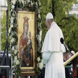 Papa Francisco sugiere imitar la oración de la Virgen María