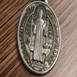 Este es el significado de la medalla de San Benito