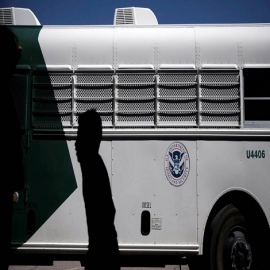 Reportan que EE.UU. deportó a más de 370 niños migrantes interceptados en la frontera con México en virtud de una nueva ley sobre el coronavirus