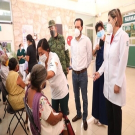 Verifica el Gobernador Mauricio Vila Dosal la vacunación a personas adultas mayores de Tixkokob