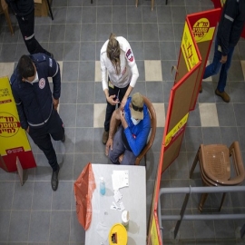 Israel empieza a vacunar a trabajadores palestinos