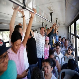 El alcalde Renán Barrera acompaña a usuarios del transporte gratuito a Ciudad Carnaval y les agradece su participación en la fiesta meridana