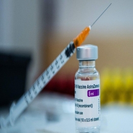 Dinamarca: Primer país europeo en detener por completo el uso de la vacuna de AstraZeneca por ‘riesgo real de efectos secundarios graves’