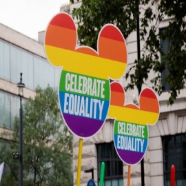 Experto denuncia que la agenda LGBT en las corporaciones es un “sistema de crédito social chino”