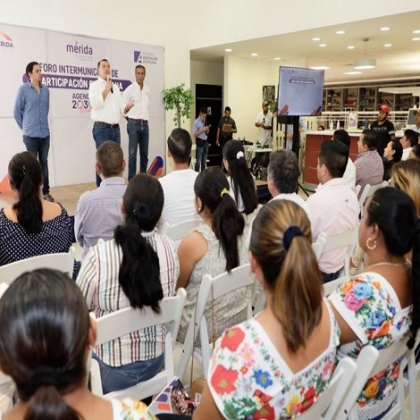Renán Barrera comparte en Izamal experiencias exitosas para fortalecer la democracia participativa