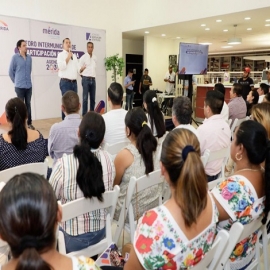 Renán Barrera comparte en Izamal experiencias exitosas para fortalecer la democracia participativa