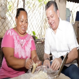 En San Ignacio Tesip, el Alcalde Alejandro Ruz Castro comparte los productos y la gastronomía de las comunidades mayas.