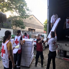 Llega ayuda humanitaria de Cruz Roja para apoyar a familias afectadas tras el paso del huracán Delta por Yucatán.