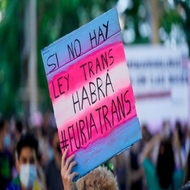 Una turba de activistas «trans» agrede a la nadadora Riley Gaines, símbolo de la defensa del deporte femenino