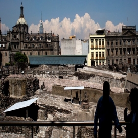 Tenochtitlán, septiembre de 1520. Arden cuerpos y tiran casas con familias muertas. Es otra epidemia