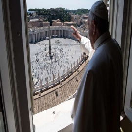 El Papa bendice a fieles en San Pedro por primera vez desde las medidas anti COVID19