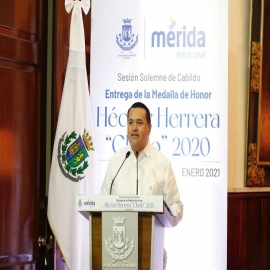 El alcalde Renán Barrera entrega la medalla Héctor Herrera “Cholo” a la maestra y titiritera Andrea Herrera López
