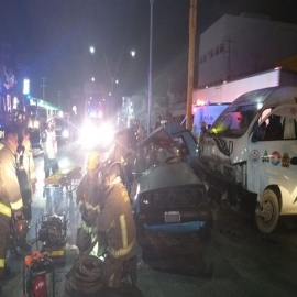 Un prensado y un hospitalizado, saldo de fuerte choque por combi en Cancún