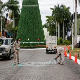 Coloca el Ayuntamiento de Mérida decoración navideña en avenidas y parques de la ciudad