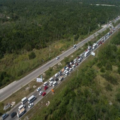Embotellamiento en carretera Playa del Carmen-Cancún durará hasta el fin de semana