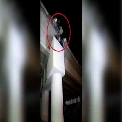 Por problemas personales, mujer intenta aventarse de un puente del Periférico