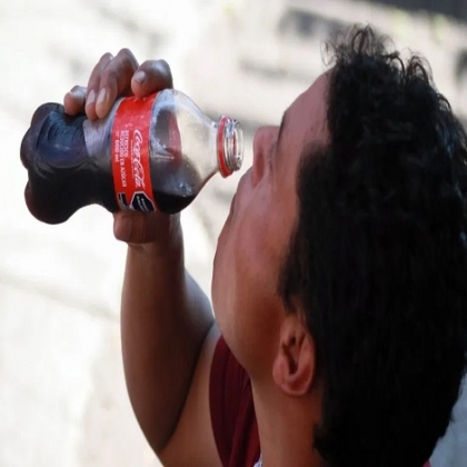 La gente debe evitar consumir bebidas hidratantes engañosas durante invierno: expertos en Salud