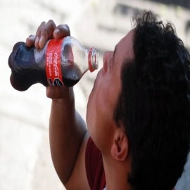 La gente debe evitar consumir bebidas hidratantes engañosas durante invierno: expertos en Salud
