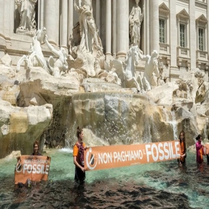 Activistas climáticos tiñen de negro el agua de la Fontana di Trevi de Roma