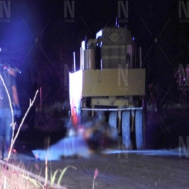 Muere motociclista al estrellarse contra una aplanadora