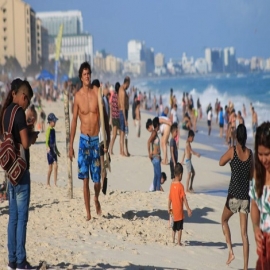 Mientras vacacionaba en Cancún, familia se contagia de COVID y les roban la casa