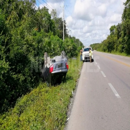 ¡Góndola lo sacó de la carretera! Auto vuelca en el tramo Cancún-Mérida