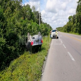 ¡Góndola lo sacó de la carretera! Auto vuelca en el tramo Cancún-Mérida