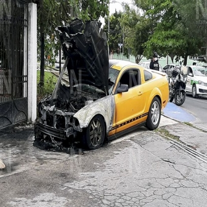 Mérida: Llamas dejan como pérdida total un Mustang en la García Ginerés