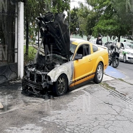 Mérida: Llamas dejan como pérdida total un Mustang en la García Ginerés