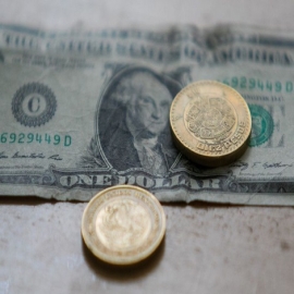 El petróleo cae por falta de acuerdo y el peso toca un nuevo máximo histórico: 25.68 por dólar