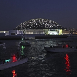 Las 20 fotos más impactantes del flamante Museo Louvre de Medio Oriente que flota sobre el agua