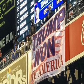 “Trump Ganó”: Otra enorme pancarta es colgada en el partido de los Mets