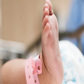 Video de bebé prematura estrechando la mano de su madre conmueve las redes