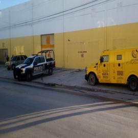 Comando armado asesta millonario robo en Cancún; huyen con camioneta de valores