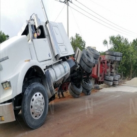 Conductor dormita y pierde el control de su tráiler