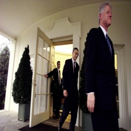 El ex asistente de Clinton se convierte en denunciante en el caso Epstein y brinda evidencia que podría implicar al expresidente