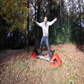 VIDEO: Un 'youtuber' crea una patineta eléctrica todoterreno con orugas y pasa las pruebas en un bosque