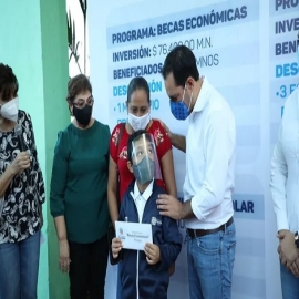 A través de la entrega de apoyos, el Gobernador Mauricio Vila Dosal ofrece una mejor educación a niñas, niños y jóvenes yucatecos