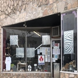 «No se permite la entrada a quien se haya aplicado vacuna experimental»: Tienda de Canadá sorprende con un letrero en su puerta