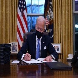Biden firma una orden ejecutiva que prohíbe los términos ‘virus de Wuhan’ o ‘virus chino’