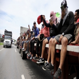 La frontera está cerrada, no se arriesguen": La advertencia de EE.UU. a la mayor caravana de migrantes vista hasta ahora