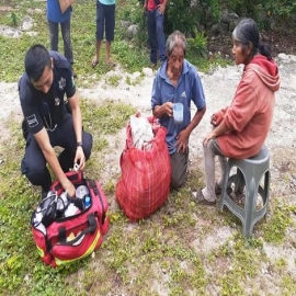 Rescatan a abuelita enferma en lejana ranchería de Valladolid