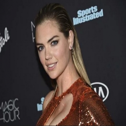Kate Upton luce figura en traje de baño en la playa
