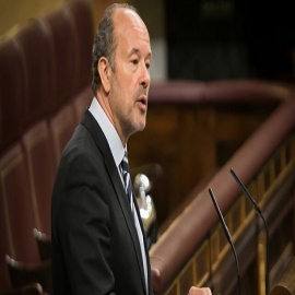 El ministro de Justicia “no tiene abuela” y comparte en su cuenta de Twitter un artículo en el que le “doran la píldora” de una forma obscena