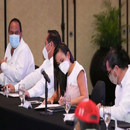 Firma Laura Fernández el pacto por la reactivación económica responsable
