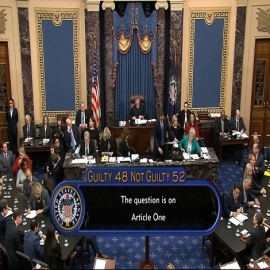 Republicanos en el Senado exoneran a Donald Trump