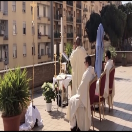 Durante cuarentena, celebran Misa de Pascua desde azotea de una iglesia